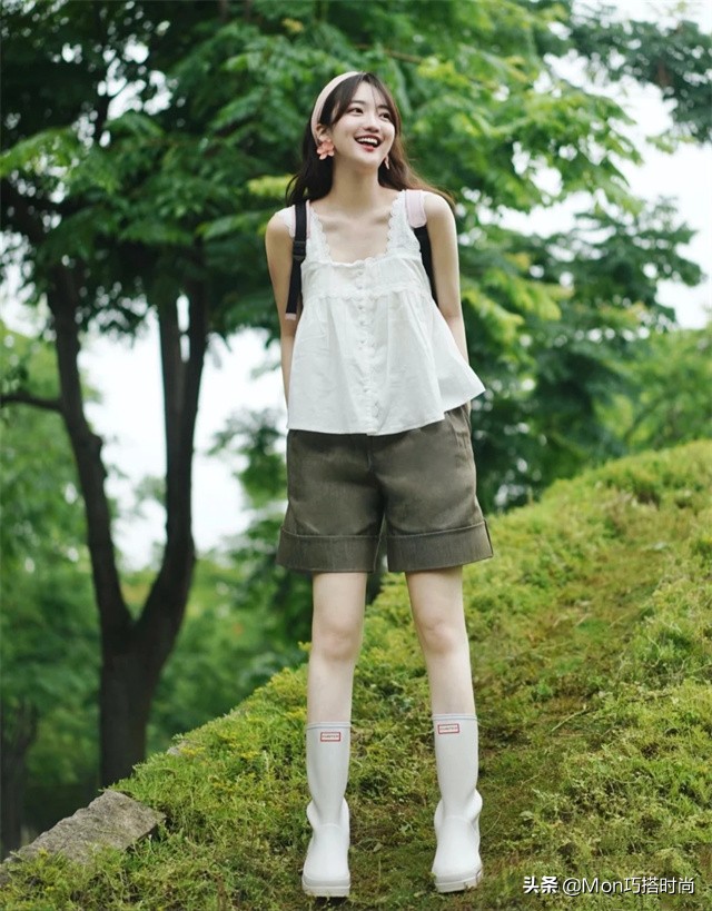 女生把小白鞋丢垃圾桶里,女生把小白鞋丢了