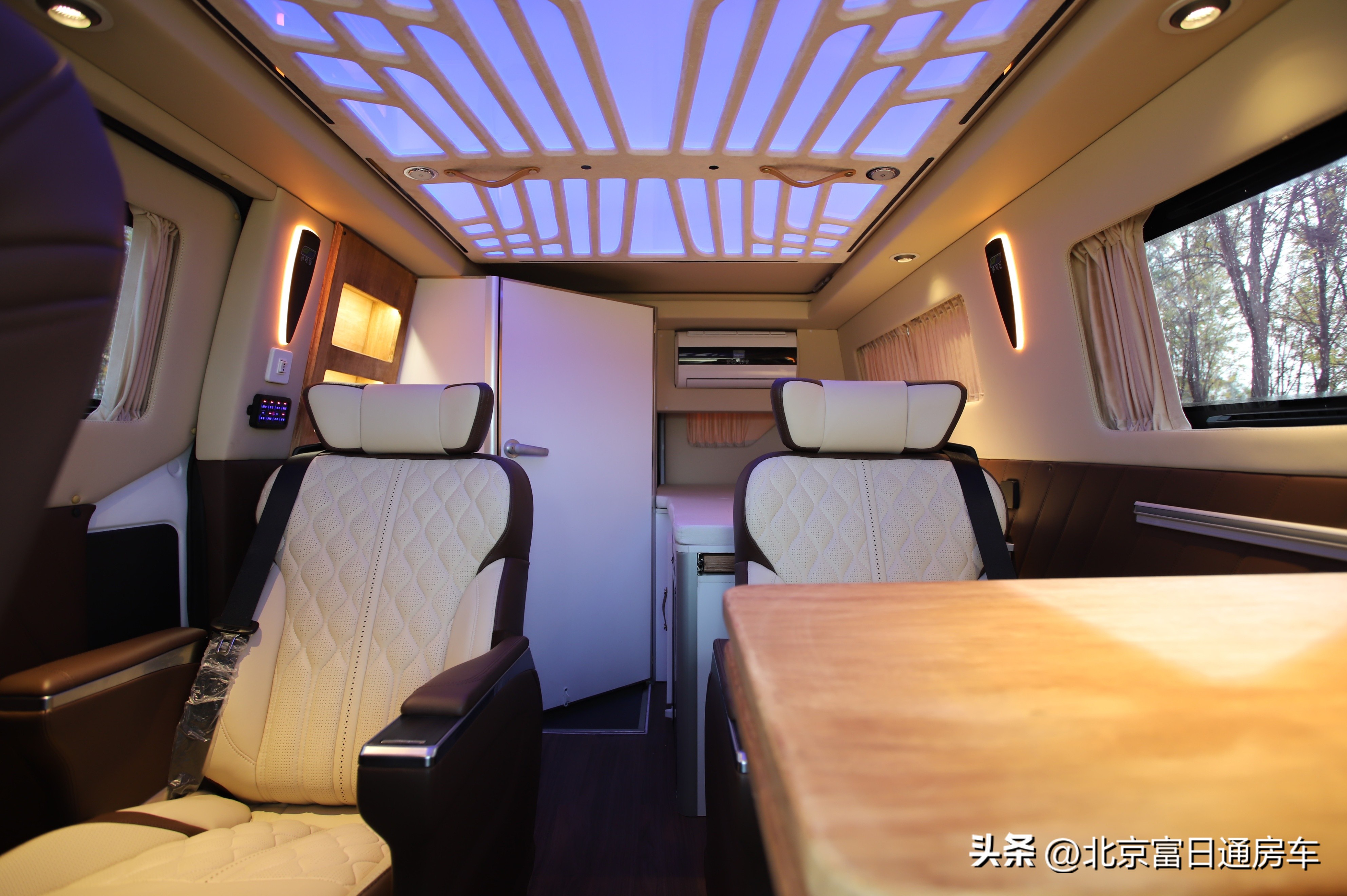 自带全封闭帐篷越野房车,模块化露营房车车长4米重500