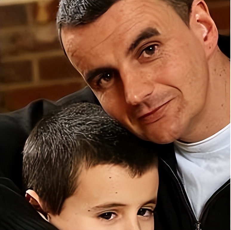 英国12岁男孩当爹的新闻,13岁当爹的英国小孩11年后现状