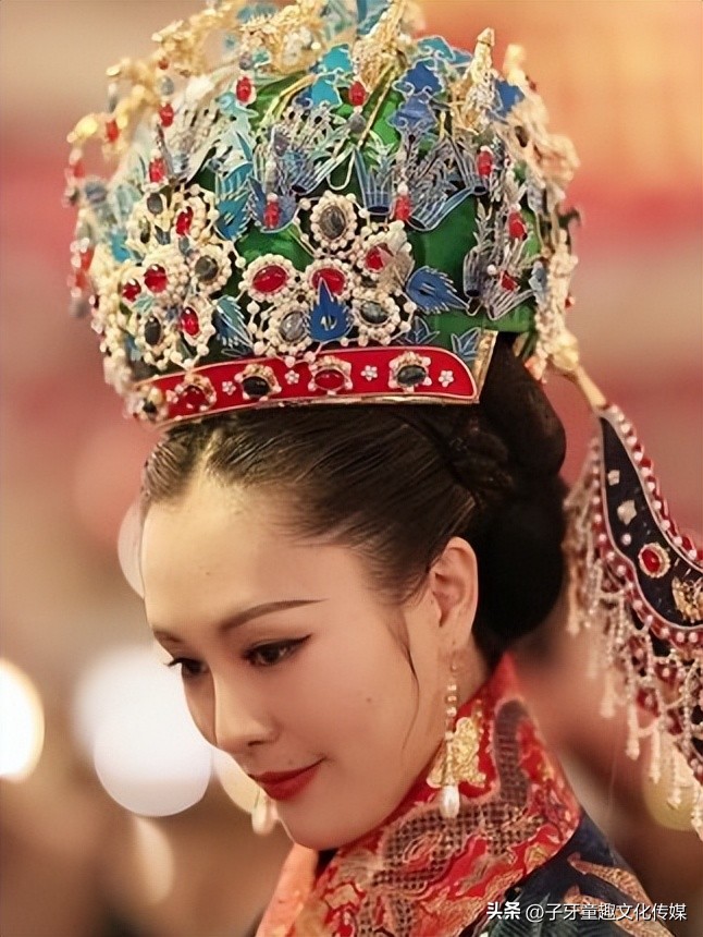 川妹子穿汉服在国外,穿红衣汉服走在国外街头