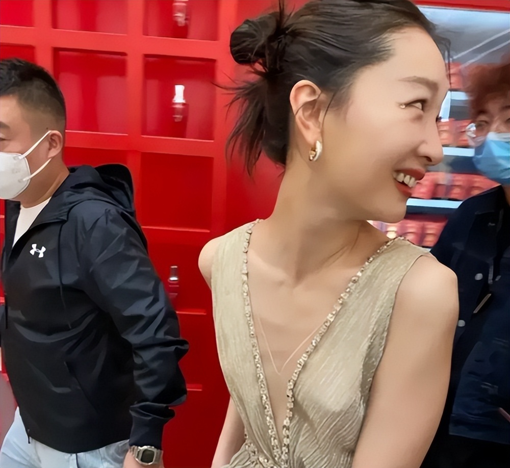 有一种“尴尬”,叫周冬雨玩性感