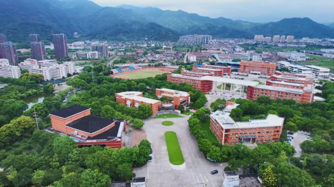别人家的大学，浙江一高校给学生买飞机当教具，用于实践教学