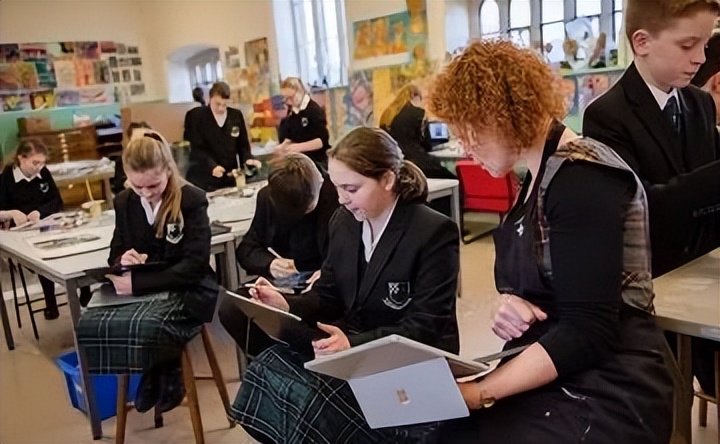 英国米德尔顿学院14岁女生Poppy与曼联正式签约