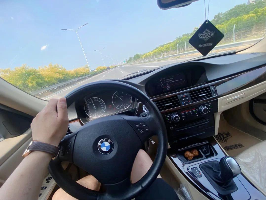 破烂不堪的废旧车变成新车的视频,宝马e90325i