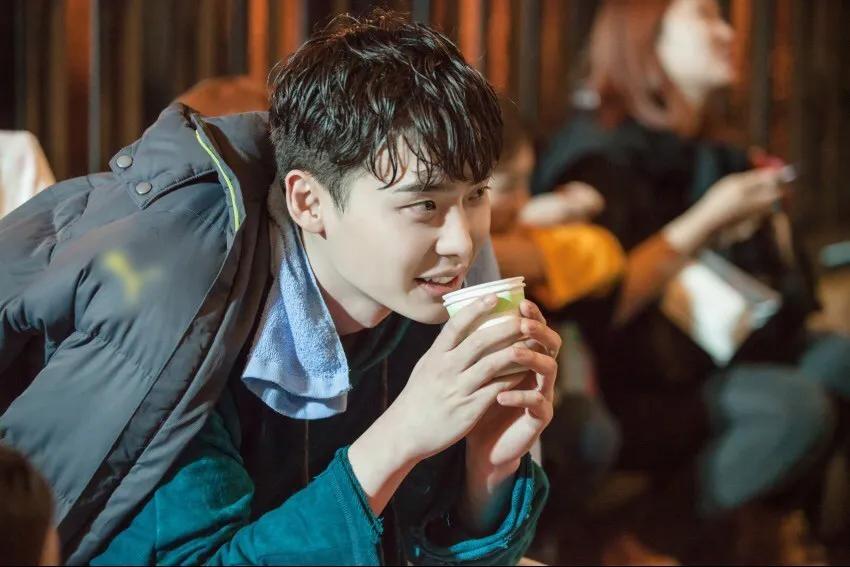 舍不得为你花钱的人一定不爱你,男朋友为你花钱未必是好事