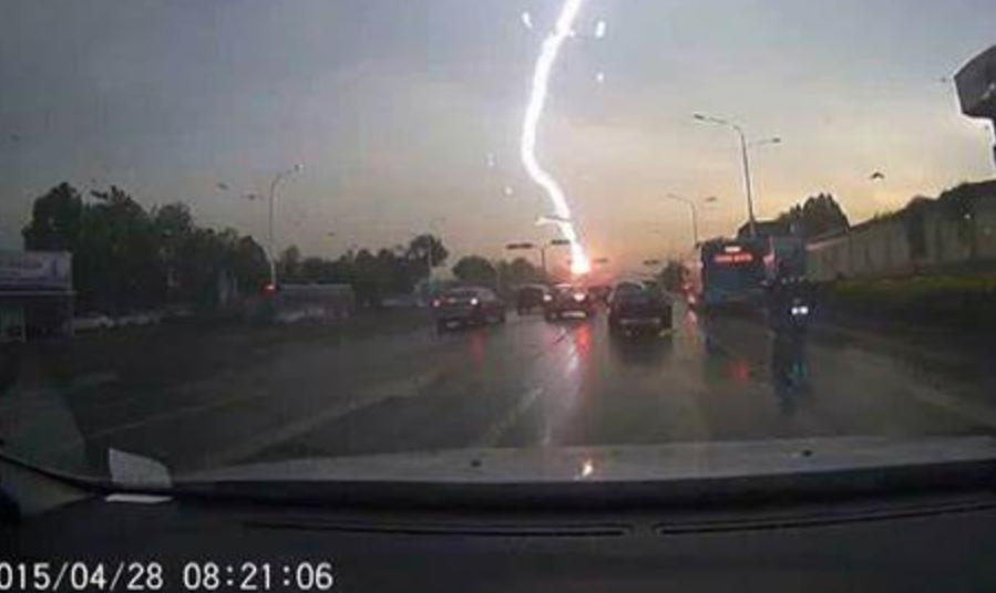 雷雨天开车有危险吗,雷雨天开电车回家危险吗