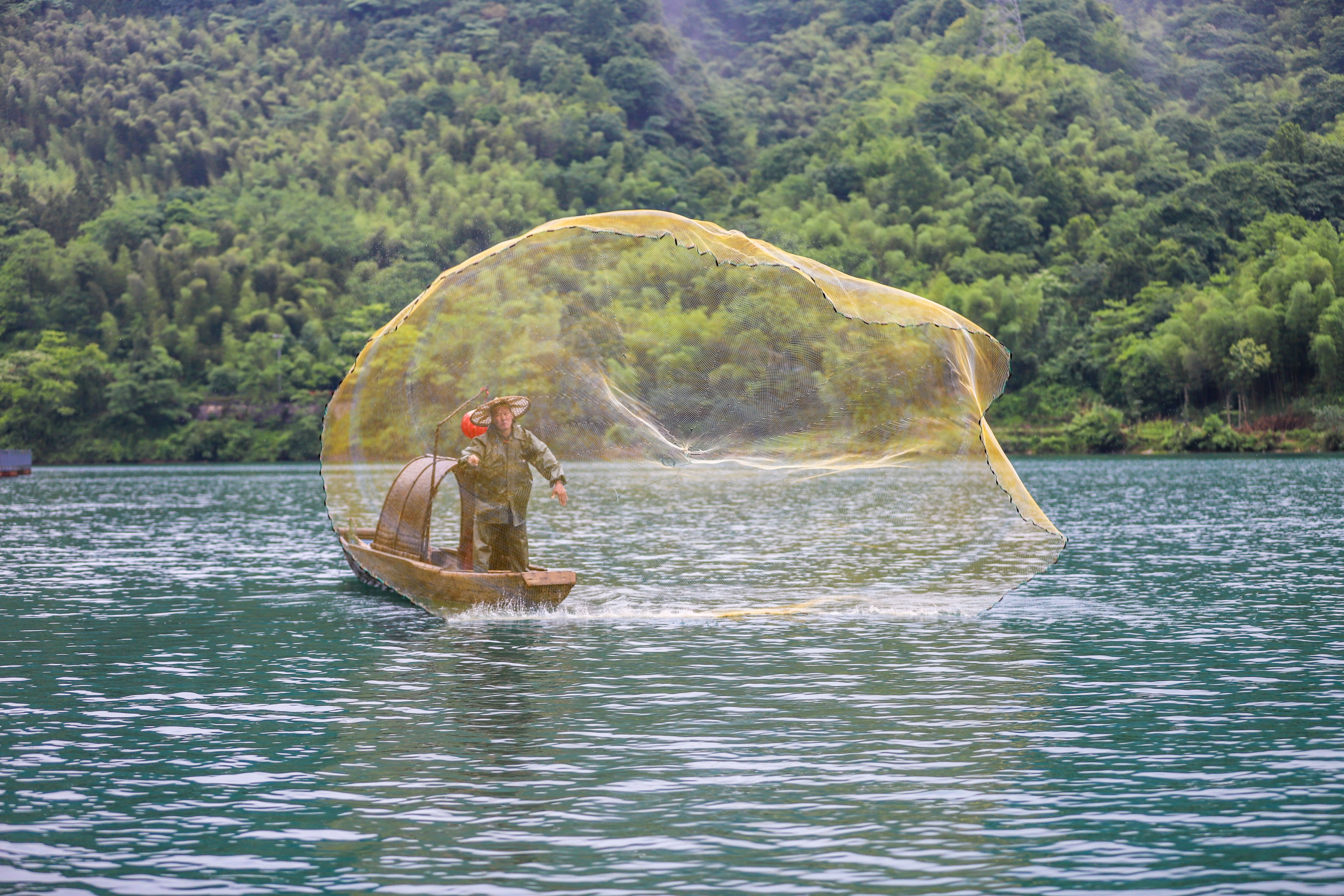 郴州东江湖渔夫撒网时间,郴州东江撒网捕鱼
