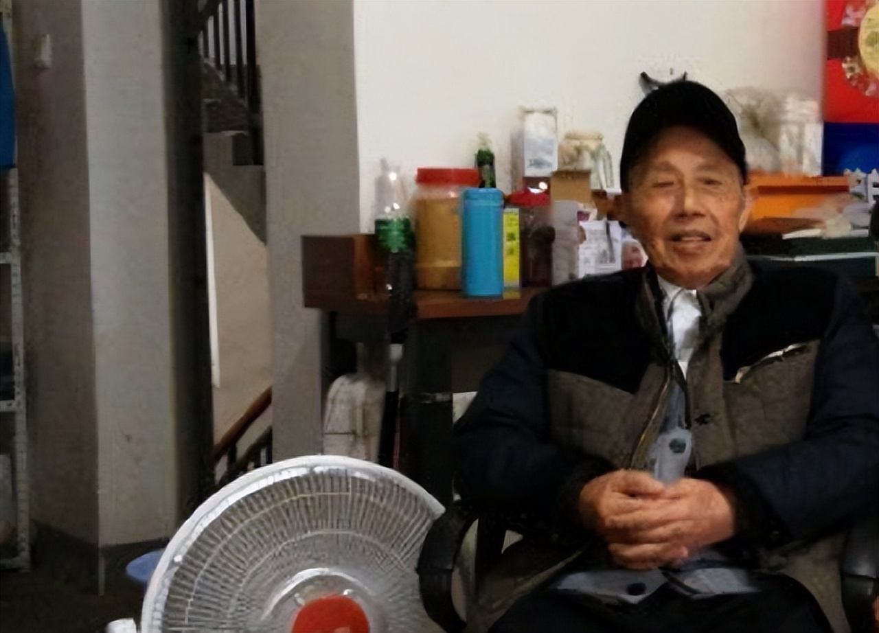 *小平邓**为什么说：这是家乡人给我穿的“小鞋”