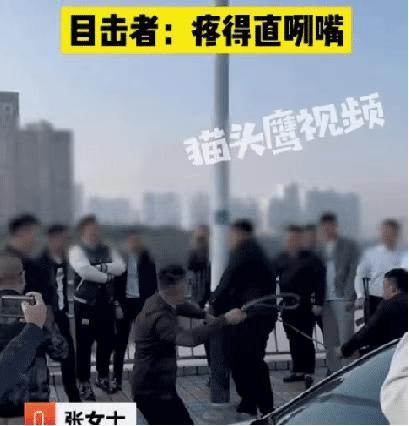 “别摸我！”新人结婚时被朋友拦车要红包，新娘遭强行搂抱、袭胸