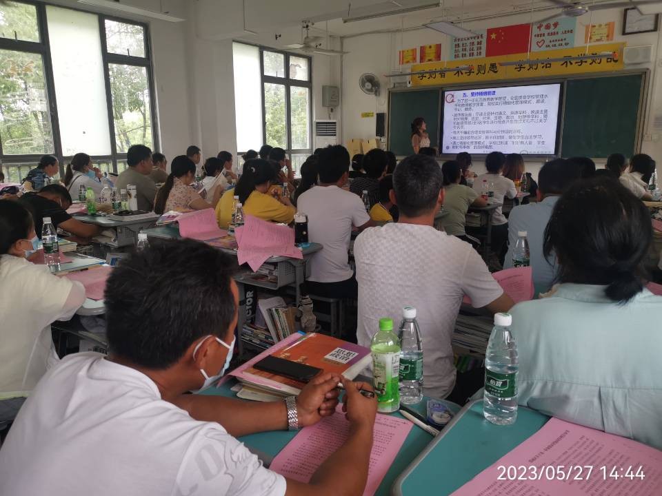 家校沟通协同育人——鄂州市秋林高中召开高一高二年级家长会