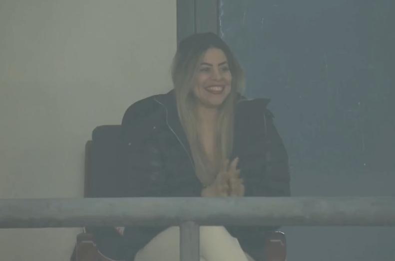 甜蜜互动！中超外援破门，漂亮妻子看台鼓掌，他比爱心手势回应