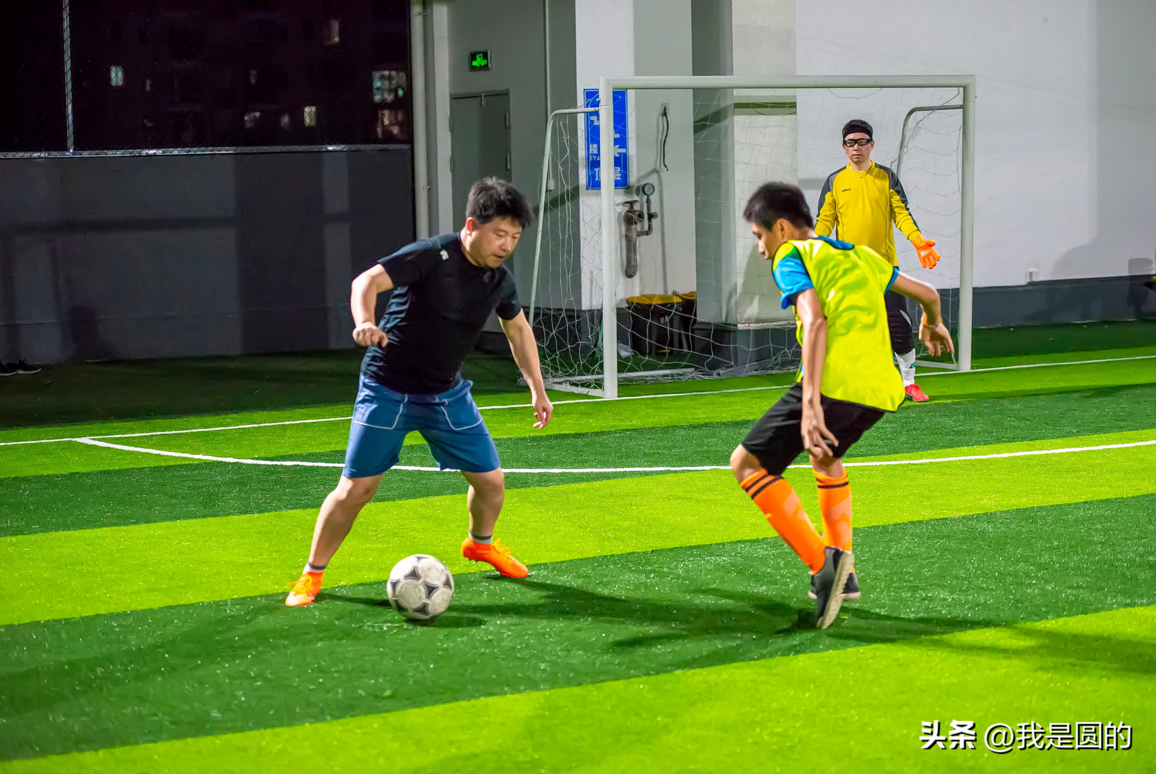 足球摄影作品创作说明,足球摄影作品简介200字