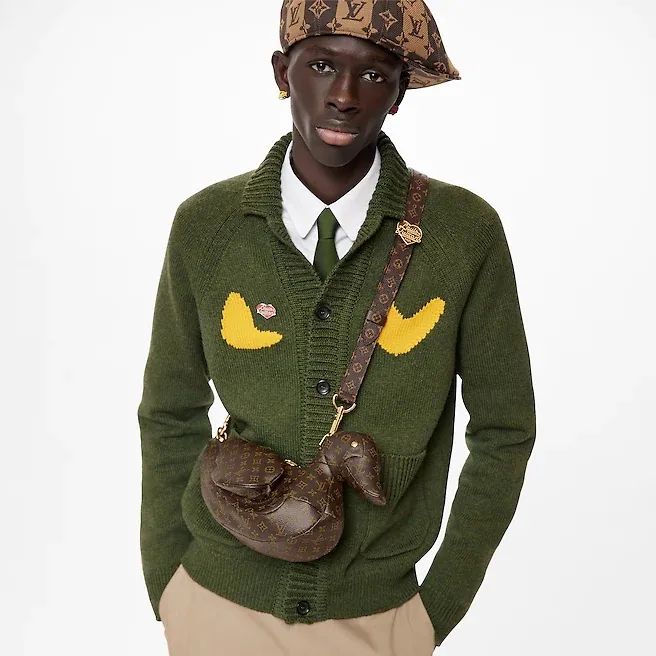 顶流卖丑大翻车！11万的透视裤、露奶衫，25万的飞机包，狗都不买