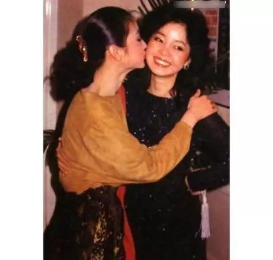 邓丽君和林青霞视频,邓丽君和林青霞海边照