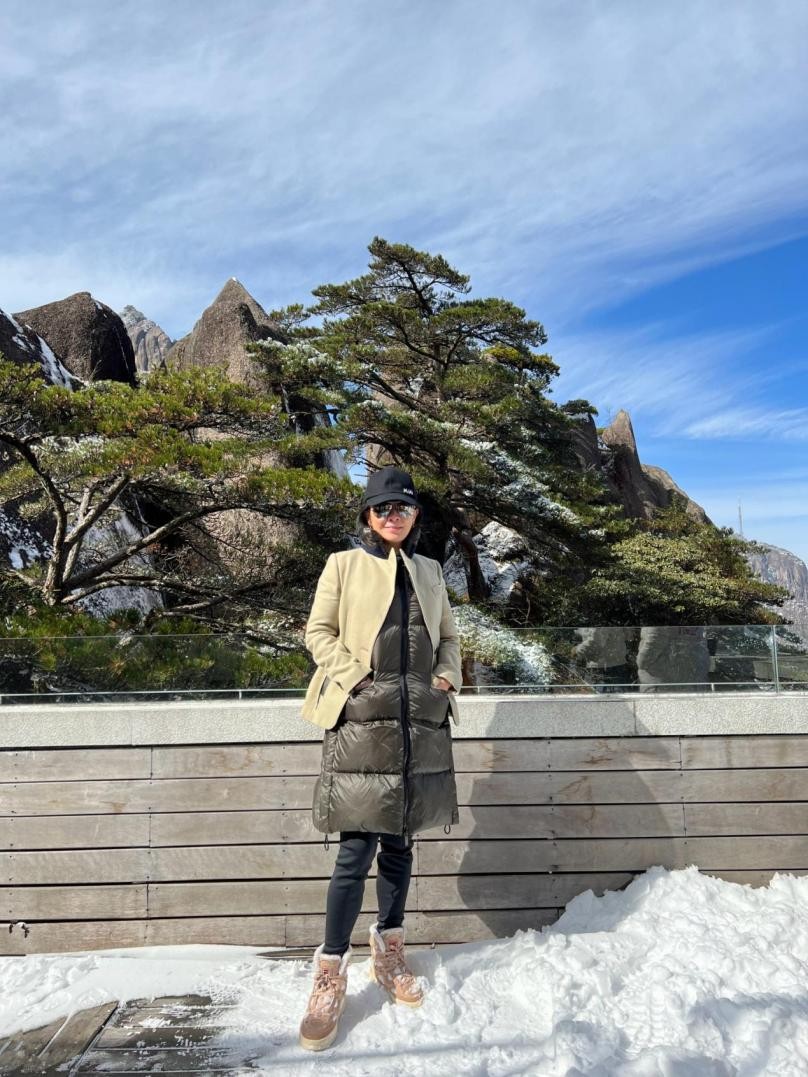 刘嘉玲红色运动衣穿搭,刘嘉玲同款西装格子外套