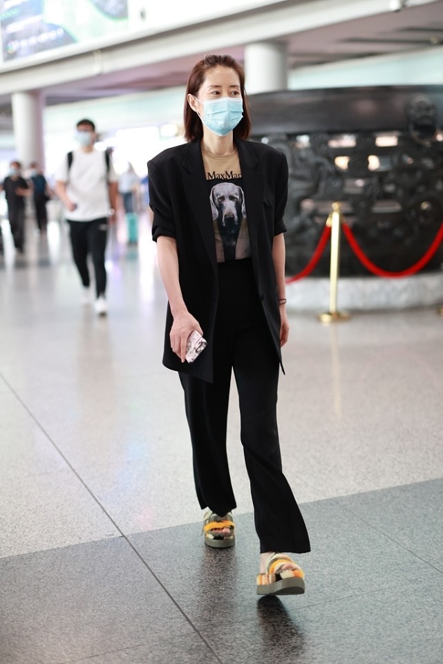 刘敏涛垫肩西装配缎面吊带,刘敏涛穿衣很有高级范