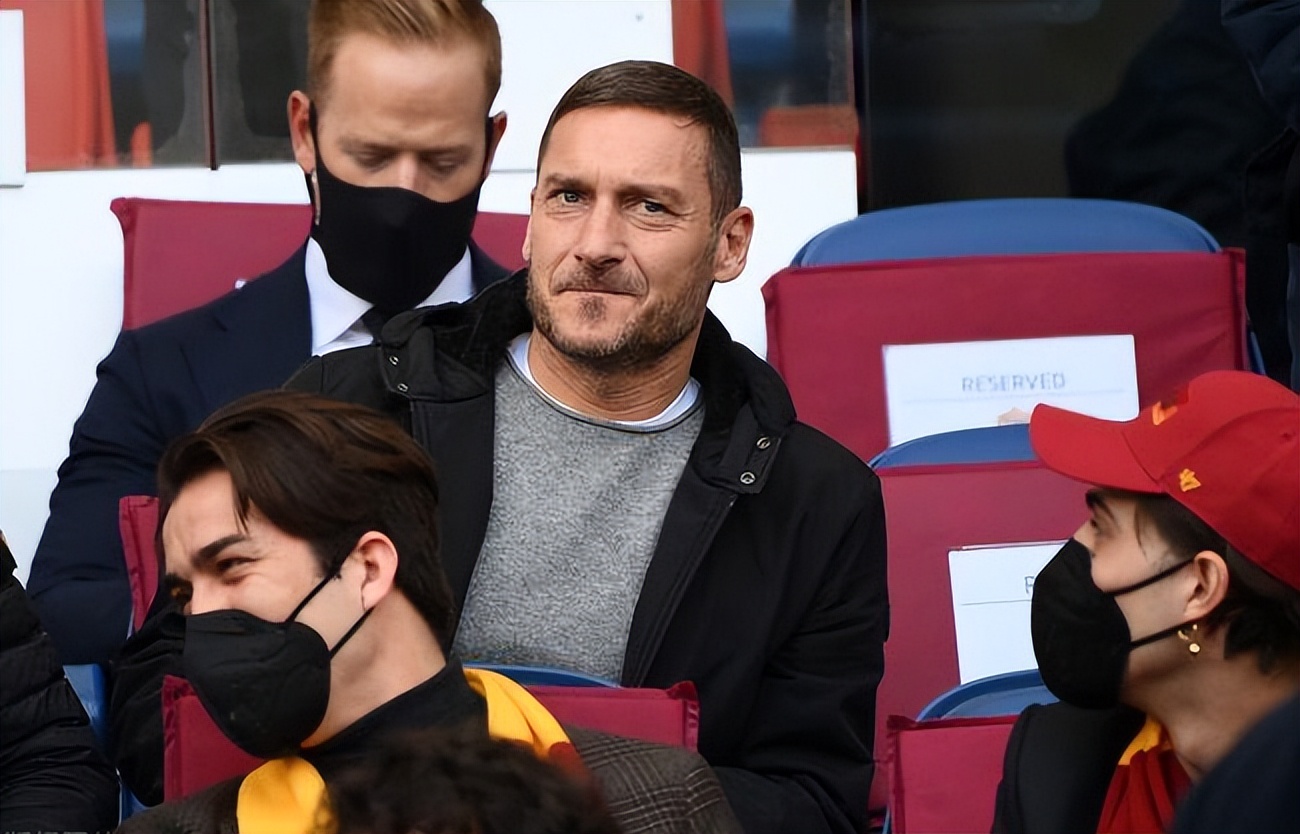 穆里尼奥在替补席愤怒站起来,穆里尼奥被罚下场在看台