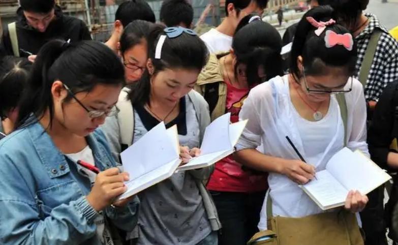 刚过二本线的考生，怎么保证能上本科大学？这个建议考生要了解下