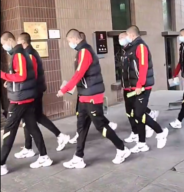 吹毛怪李铁剃头后的样子,李铁剃头的样子