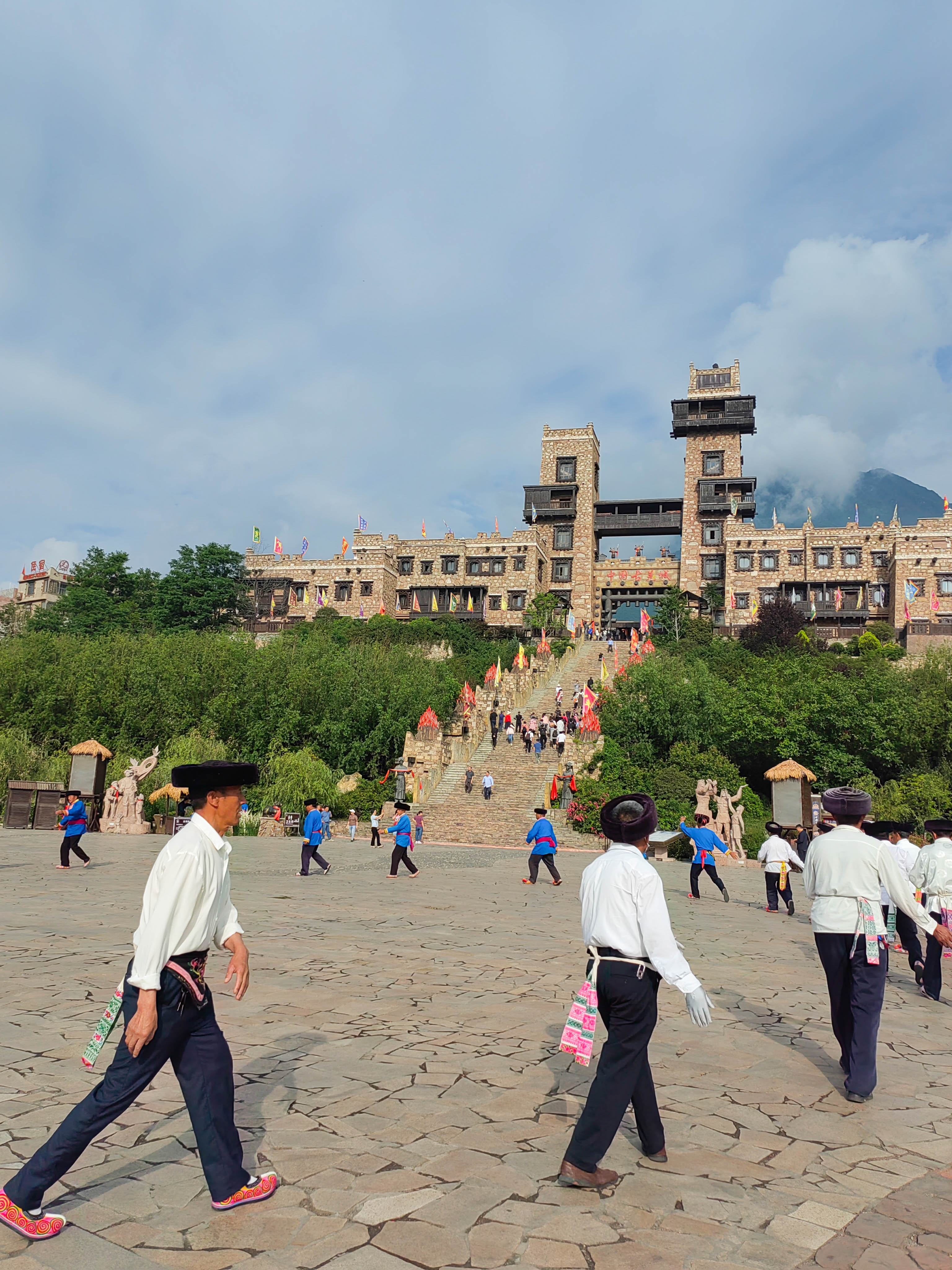 羌族云朵上的舞者,歌曲云朵上的羌族