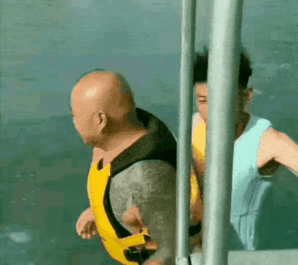 妹子，你的背的包很别致啊，旁边兄弟盯得眼都直了，哈哈哈哈哈哈