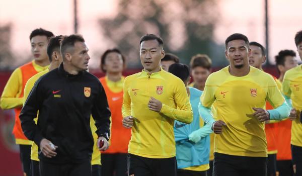 征服泰国！中国男足冷静应对主场压力！