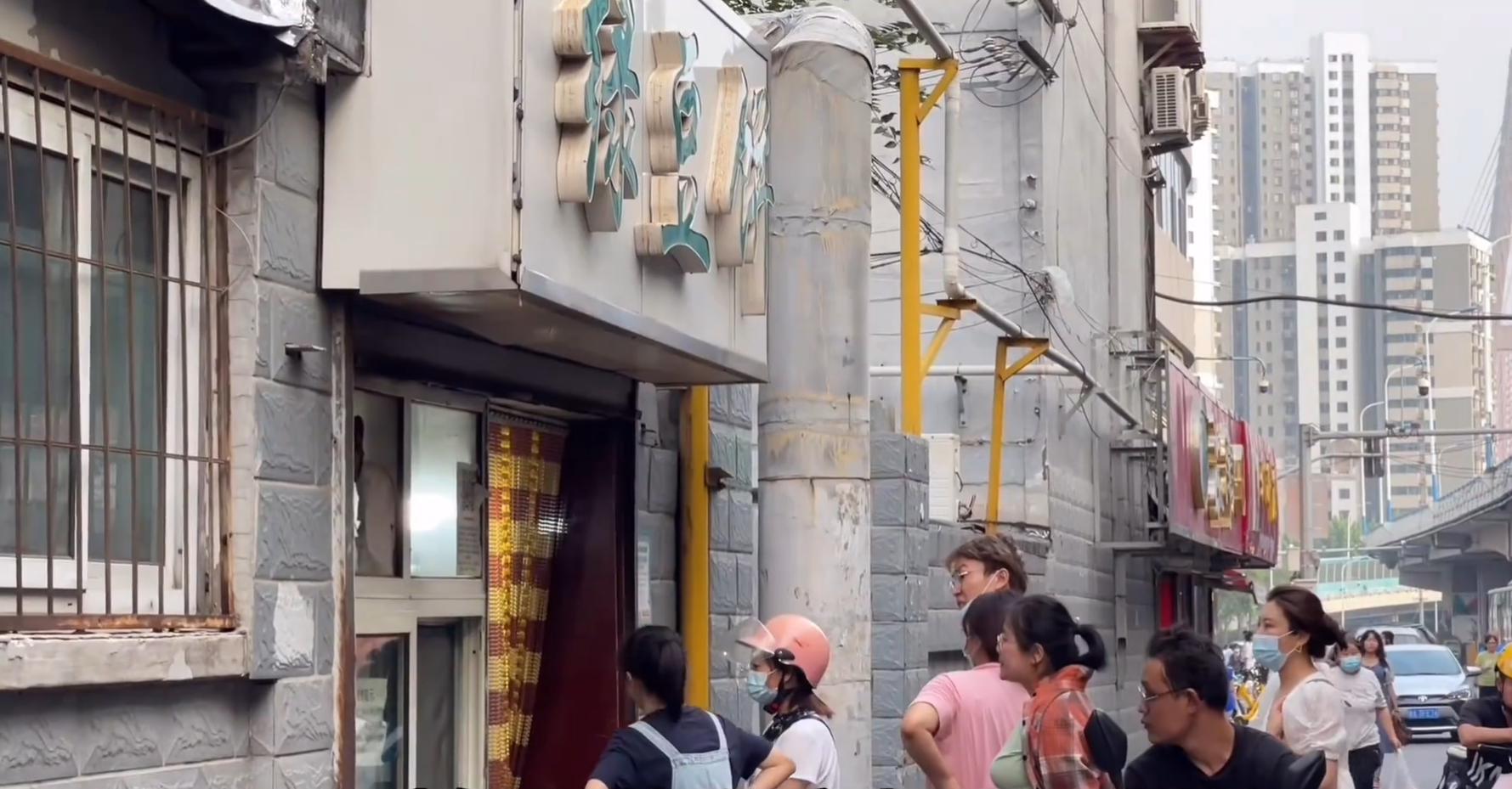 济南17年老店，什么都用机器干，1元1个销量高，出锅就抢没