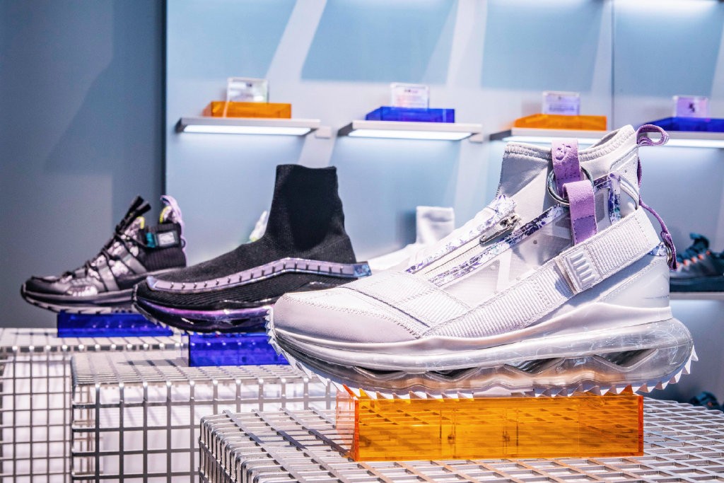 中国风的凉拖,带标志的特步凉拖