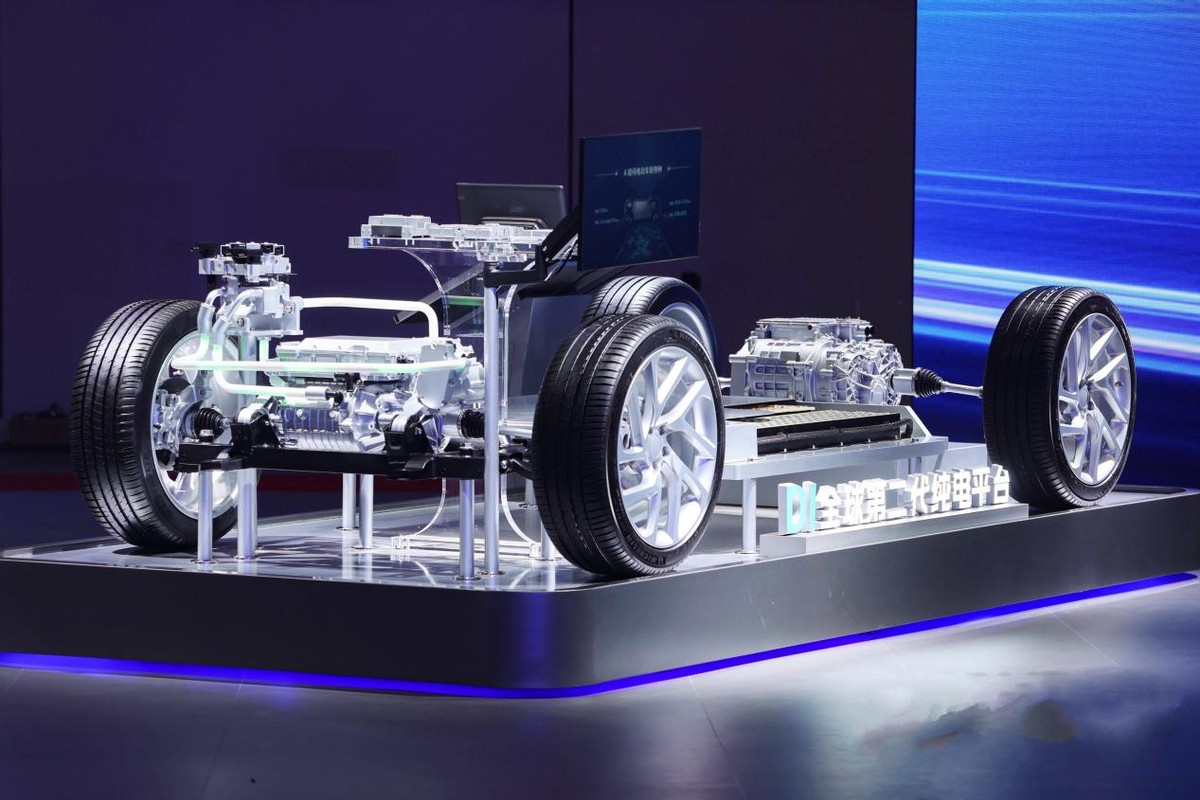 新能源搅局者零跑c11顶配,电动汽车搅局者