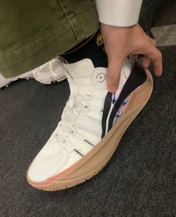 李宁超轻2022v2元年,李宁今年的新球鞋