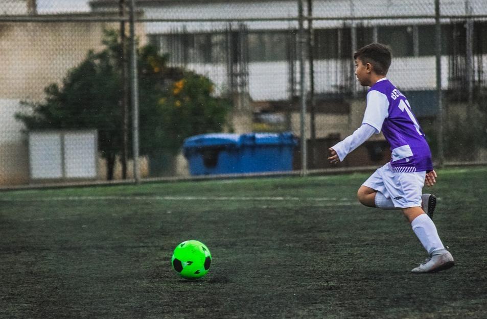 给每一位选择足球的人：坚持下去很难，但更难的是放弃