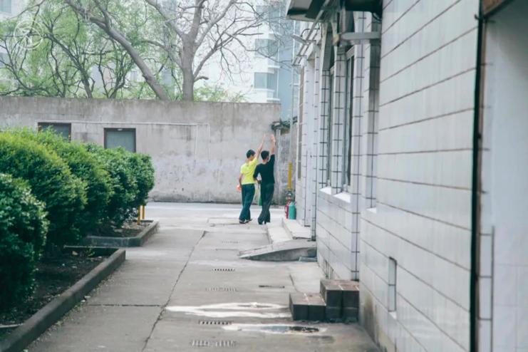 这个校园“*拍偷**狂魔”,拍下了95后的绝版青春