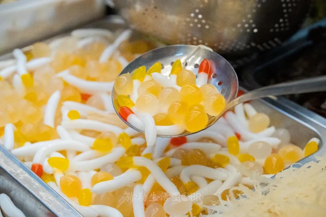 红河州有个“凉菜西施”，4㎡的小摊火了15年，一个月能卖10吨菜