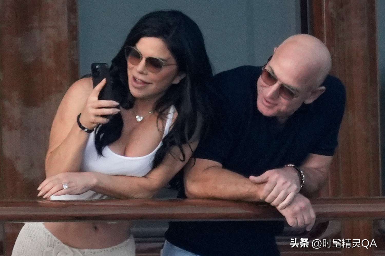 贝佐斯和桑切斯的恋情,贝索斯与女友桑切斯秀恩爱