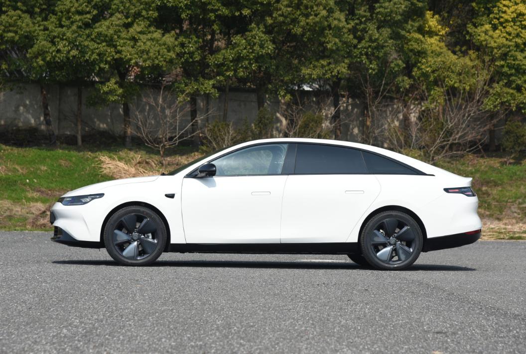 这两款自主品牌纯电轿车，20万上下，谁的选择性更强