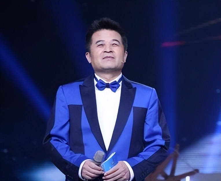 64岁毕福剑近况：满脸皱纹睁不开眼，和普通大爷没啥区别