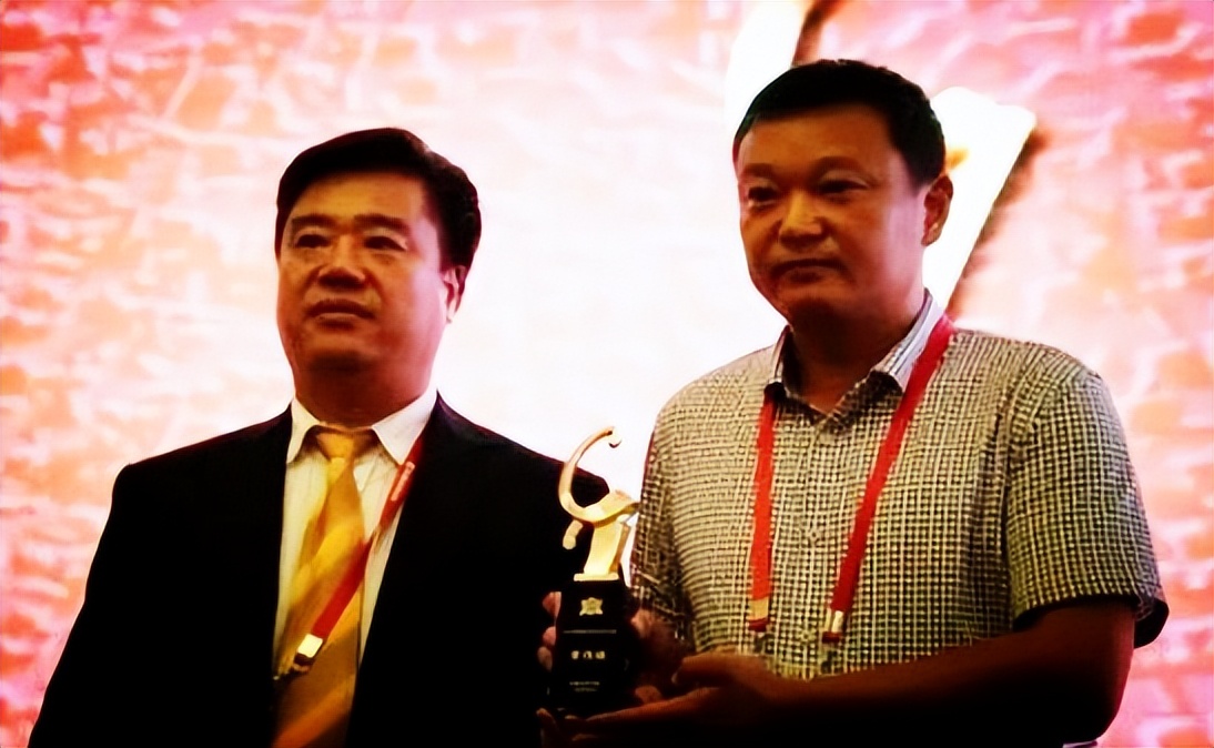 昔日“皮革大王”离奇旧闻，被父母绑进精神病院，姐弟瓜分12亿元