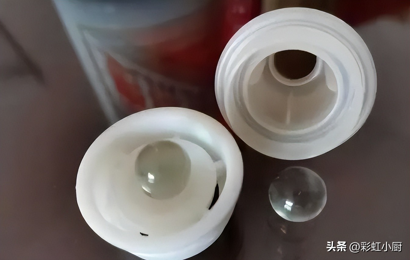 茅台酒瓶里的珠子能干什么,茅台里面的珠子单卖值多少钱