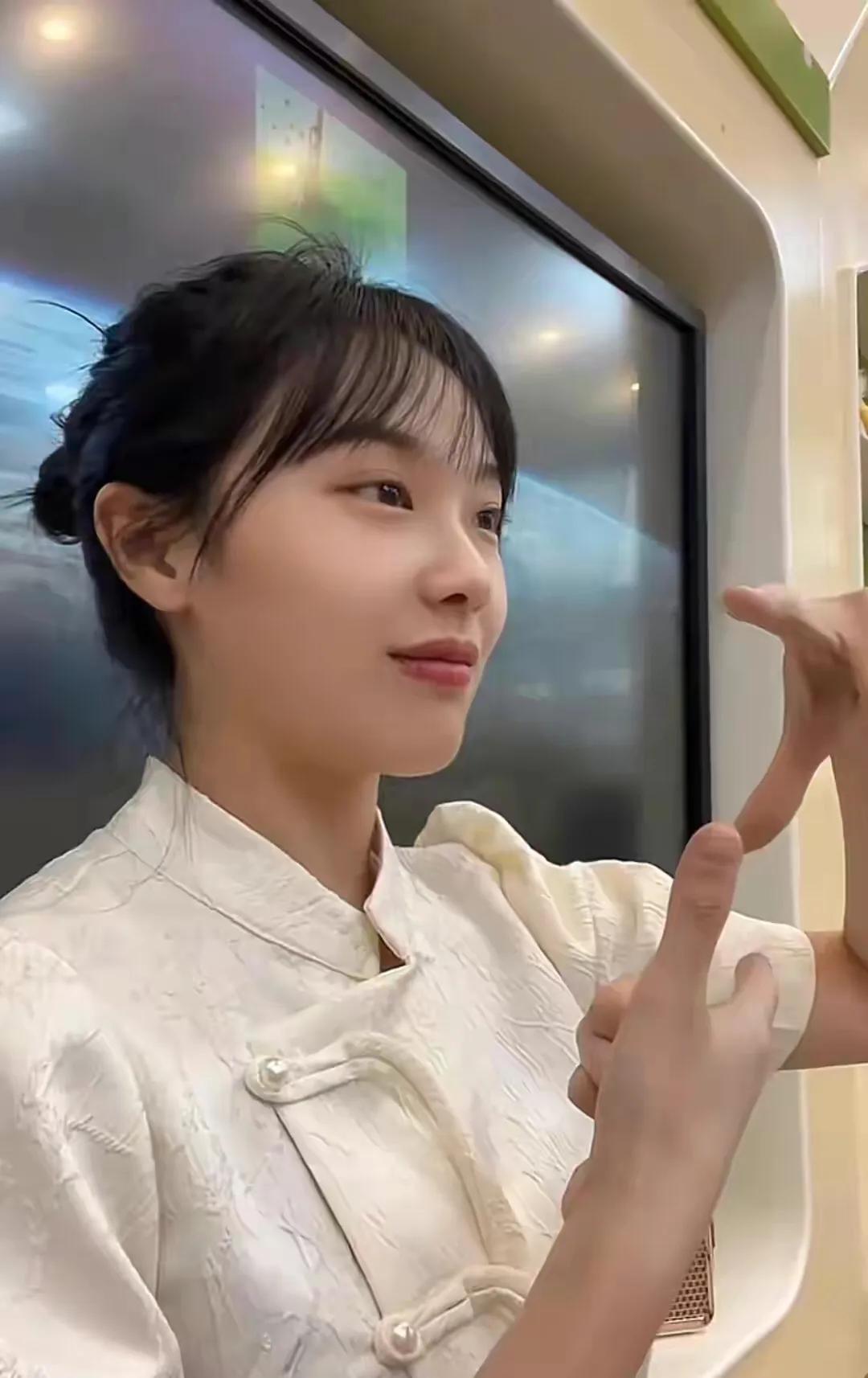 幼师爆火后开直播,美女幼师爆红后开直播疯狂吸金