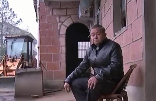 放牛娃捡到一枚古钱币,小伙捡了一千多钱一看原来是冥币