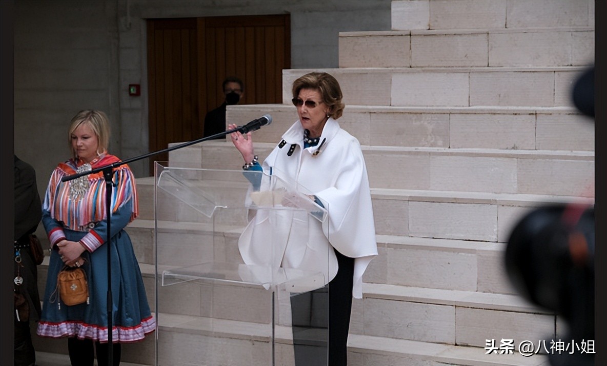 85岁平民王后替夫出席公务，大牌不断，婚姻竟然是欧洲最美满的？