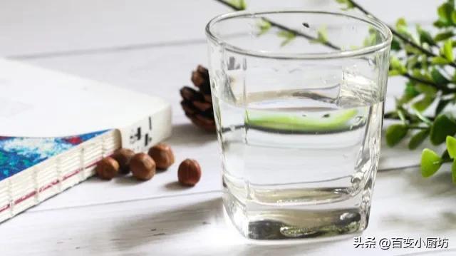 早晨第一杯水怎样喝才是正确的,清晨起床第一杯水喝多少合适
