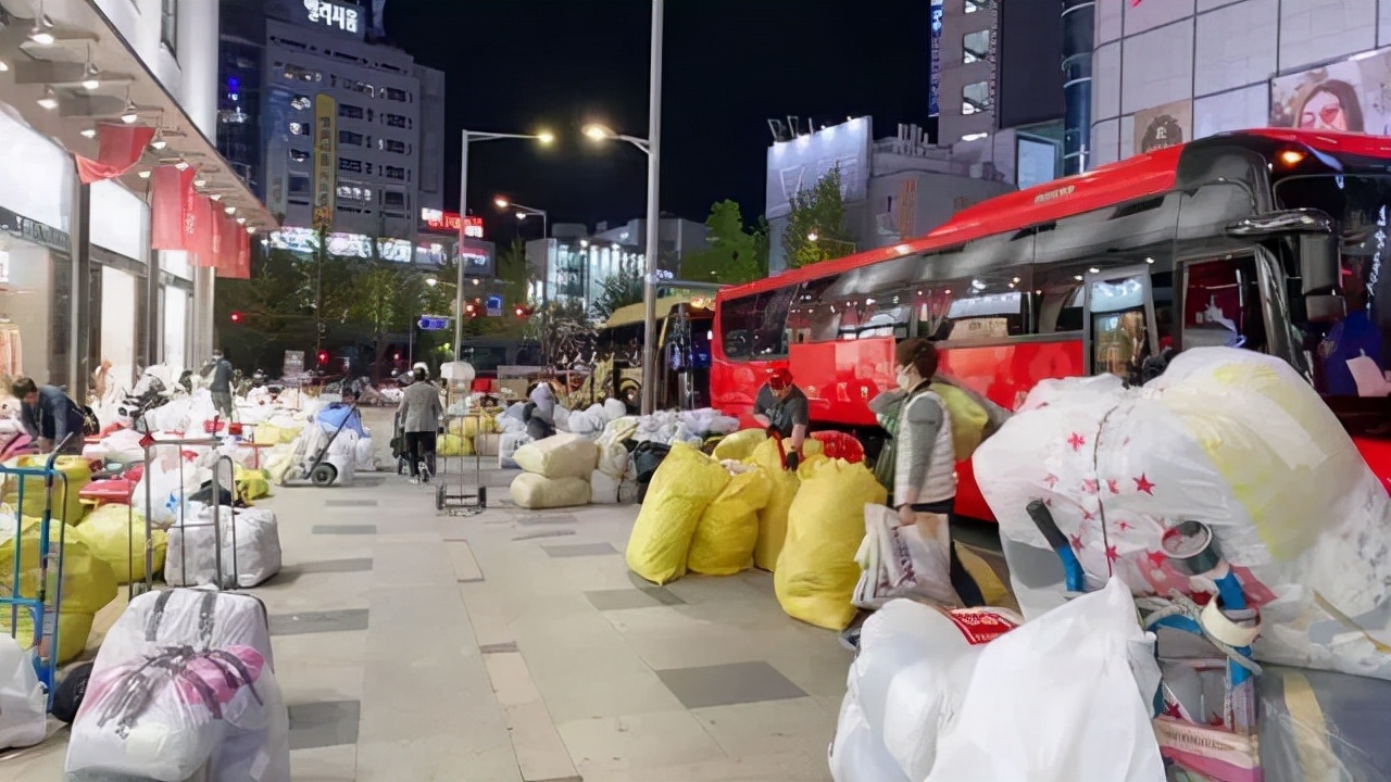 在县城里开服装店加奶茶店,线下开服装店营销技巧