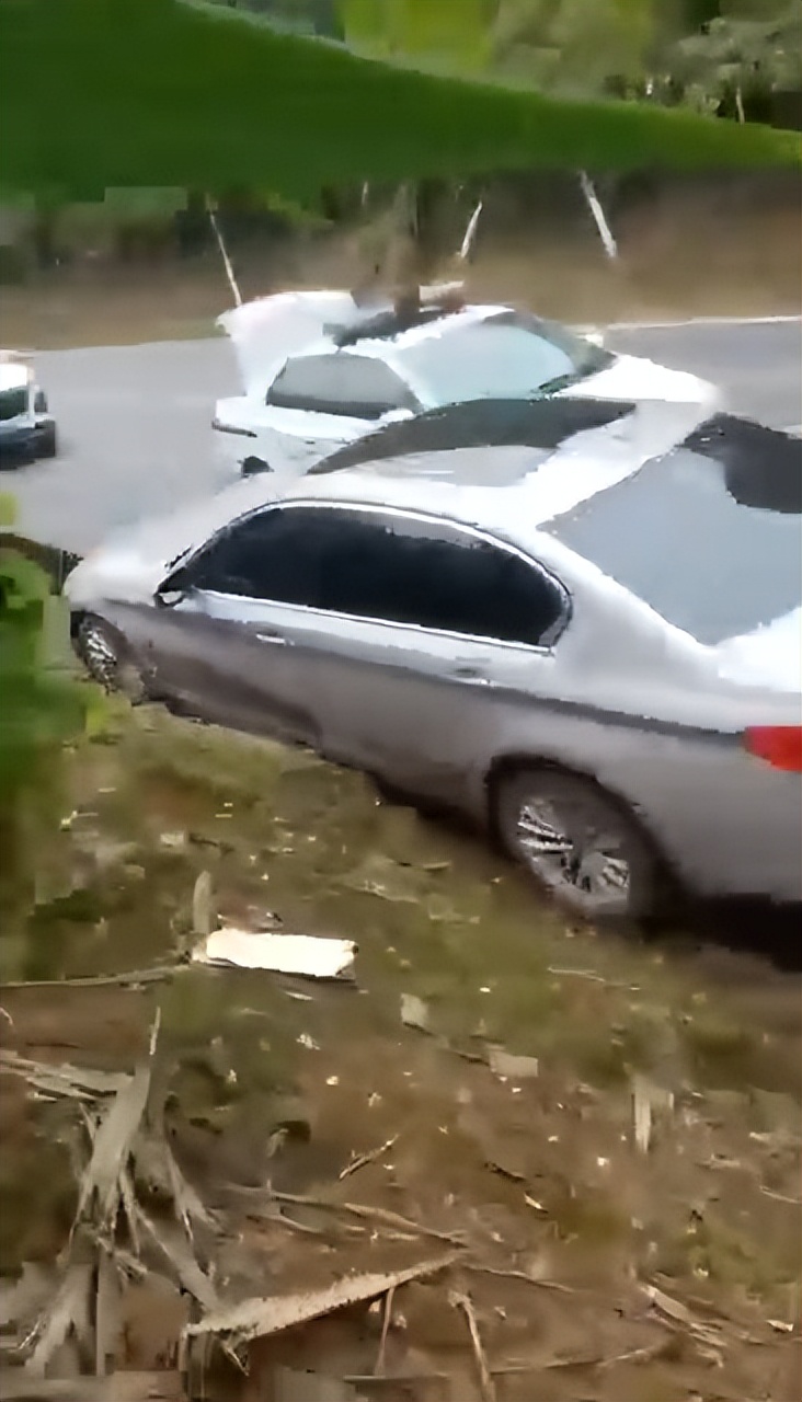 小朋友偷宝马车过排水渠,15岁小伙偷宝马车