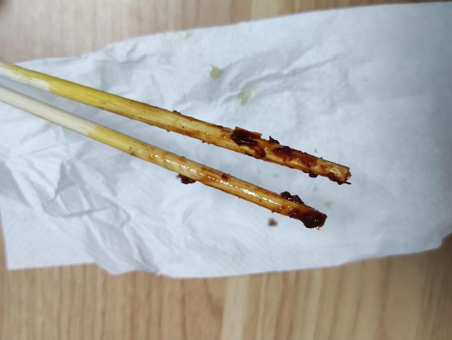 老人便秘抠破了大肠里都是血,便秘用筷子掏把直肠扎破怎么办