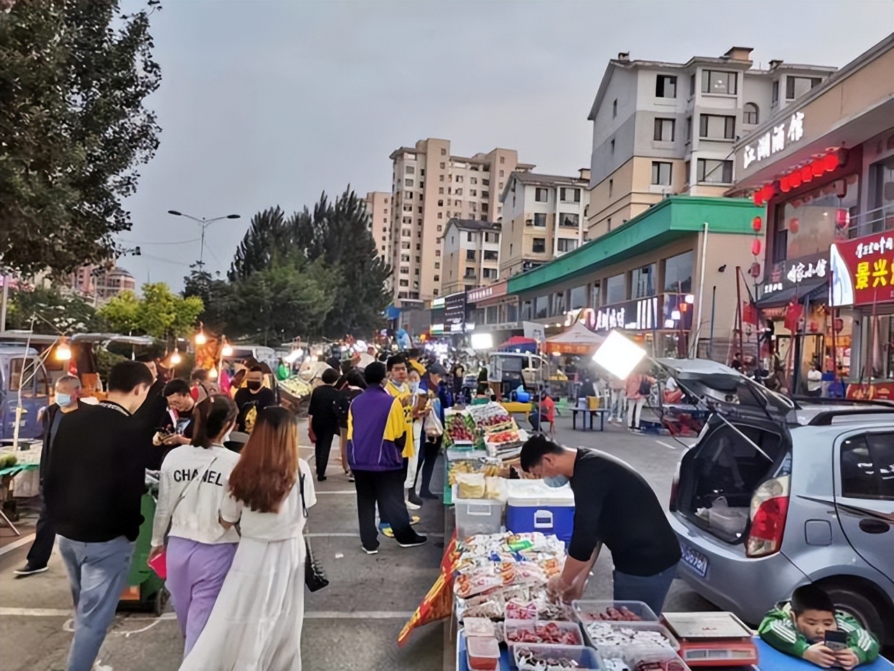 创业摆摊低成本的原因有哪些,现在摆摊创业还有出路吗