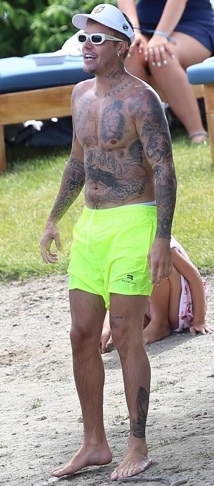 面瘫后的比伯终于笑了！熊抱亚瑟小子撒娇，与老婆海莉度假秀恩爱