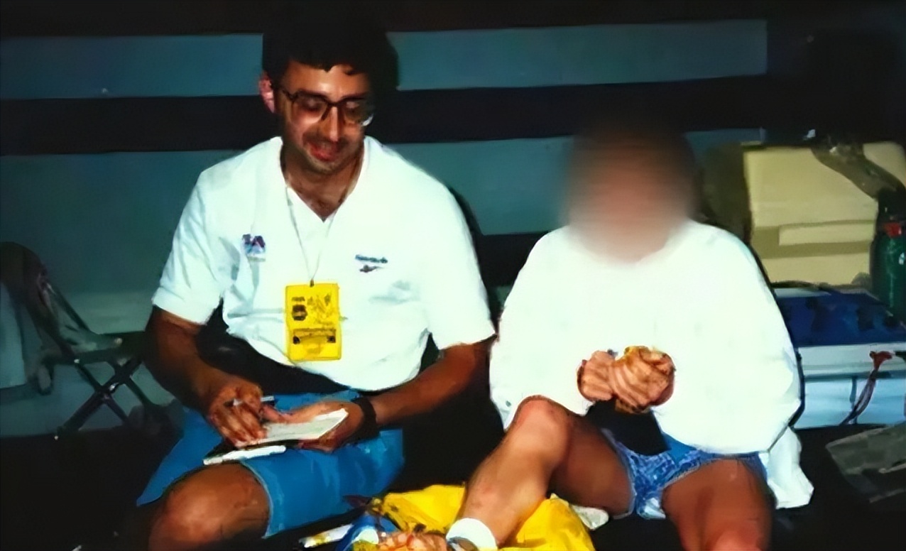 前美国体操队队医纳萨尔性侵犯案,美国队医纳萨尔治疗教学视频