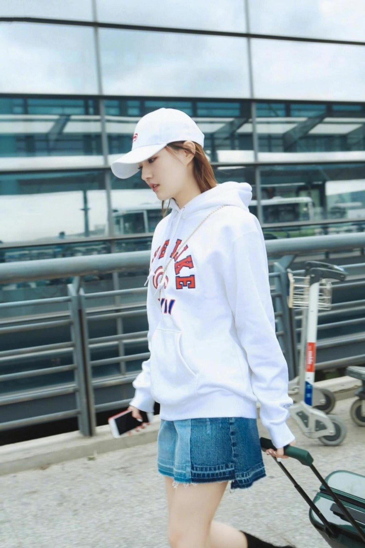 徐璐日常穿搭小短裙,徐璐同款卫衣