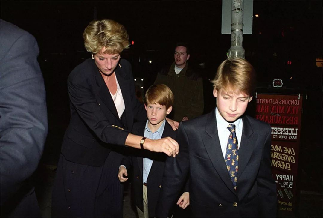 戴安娜离婚时候威廉多大,戴安娜离婚后还保留王妃头衔吗